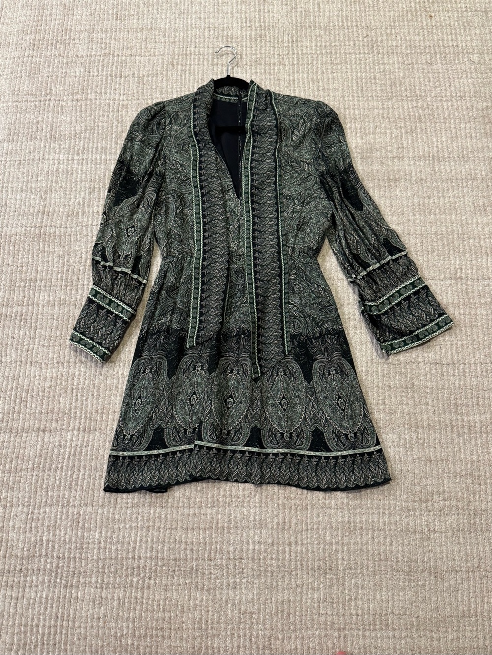 Alice + Olivia Green Paisley Print Puff Sleeve V-Neck Dress